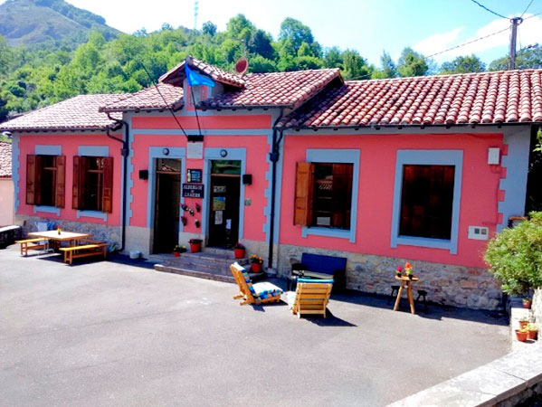 fachada_albergue_la_riera_terraza